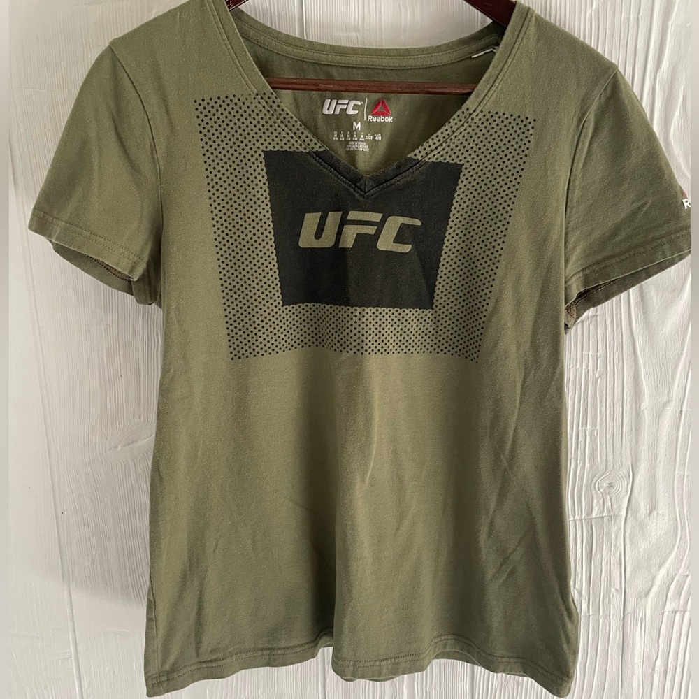 UFC Reebok Women’s  Army Green V Neck Short Sleeve Tee Size Medium